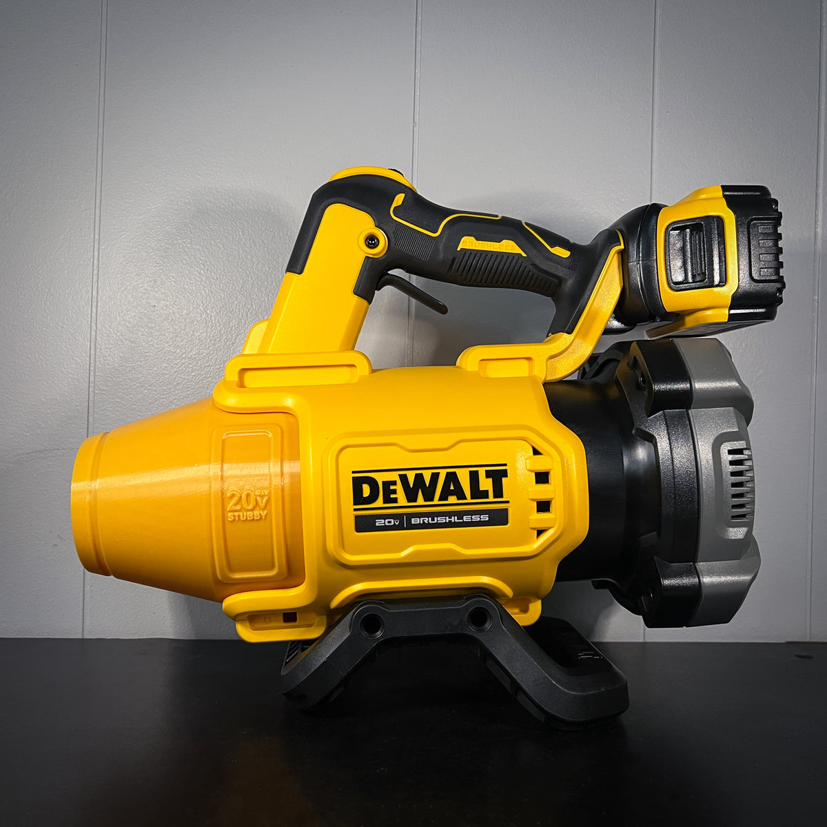 3D file Short tube designed for the Dewalt XR Brushless leaf